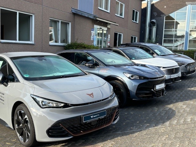 Eine Vielzahl von Elektro- und Hybrid-Fahrzeugen, wie z.B. Cupra, Hyundai, Opel, Seat, und Toyota 