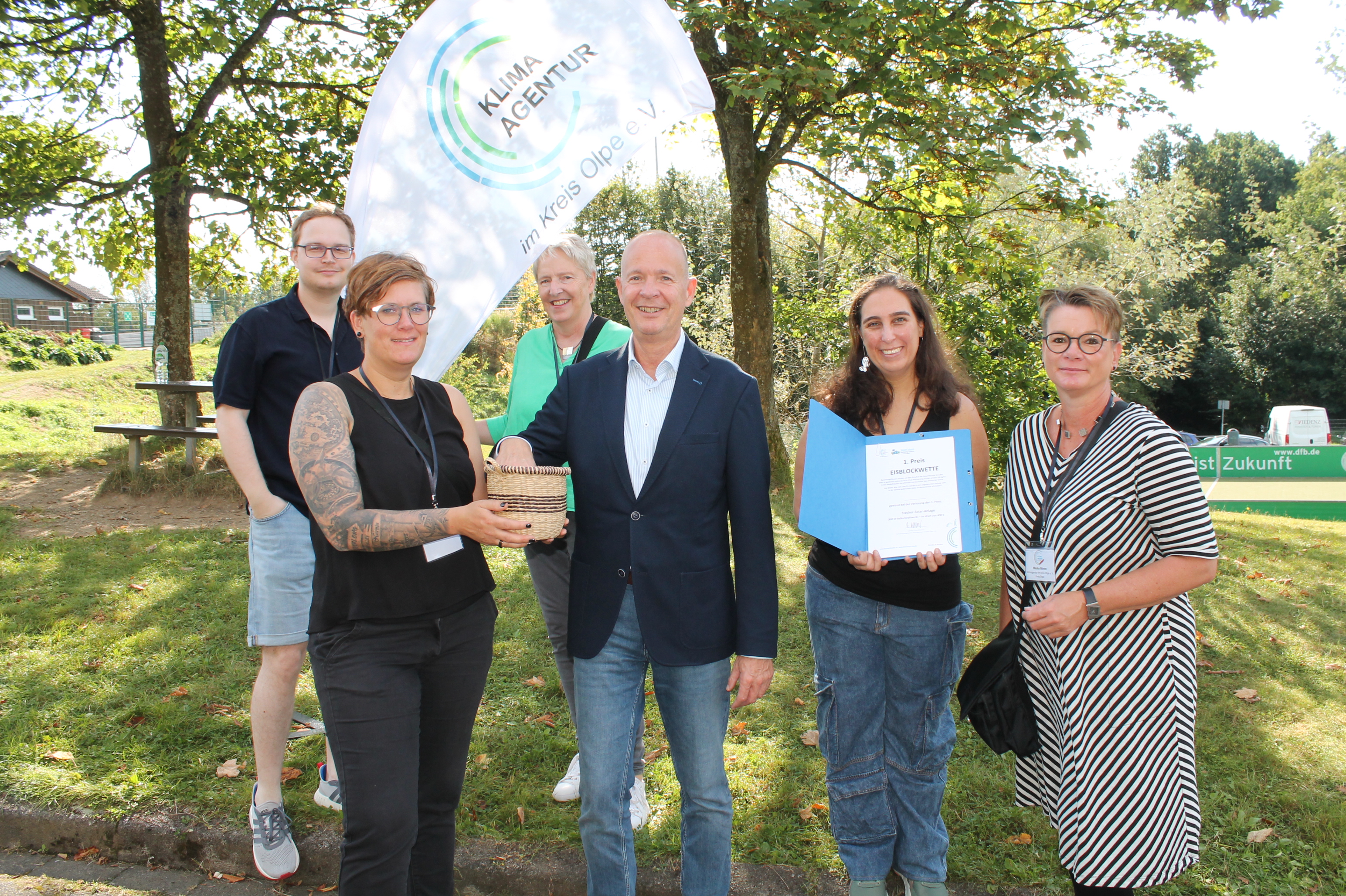 Landrat Theo Melcher spielte sozusagen die „Glücksfee“ und ermittelte auf der „Klima-Messe“ die Gewinnerinnen und Gewinner der „Eisblockwette“